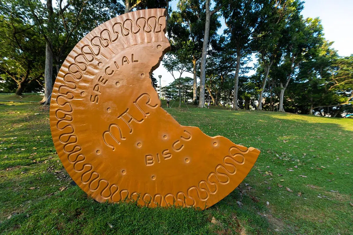 在草地上吃一口康元玛丽饼干，是艺术工作者庄志伟的装置《微小时刻》。（张思庆摄）