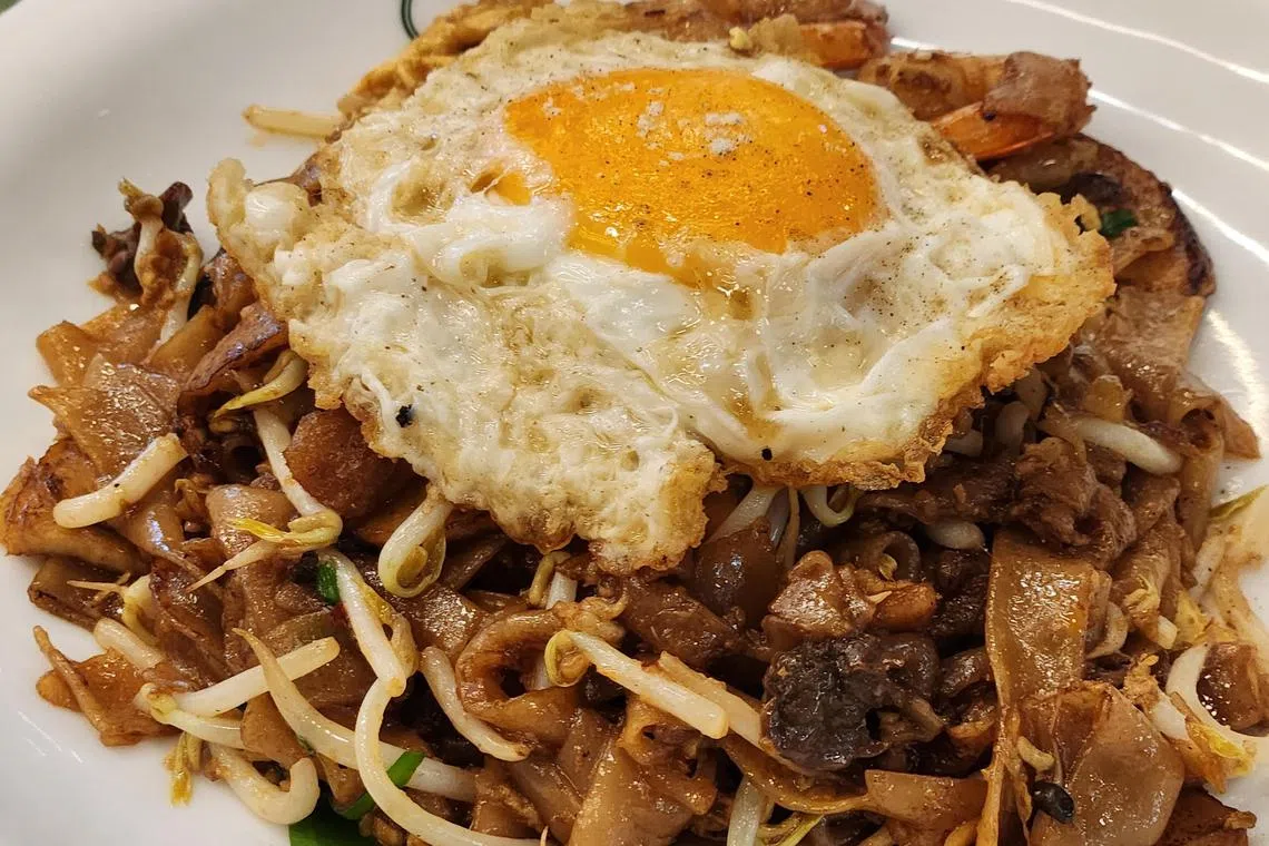 蓬莱KL福建面的炒粿条干爽咸香。（陈爱薇摄）