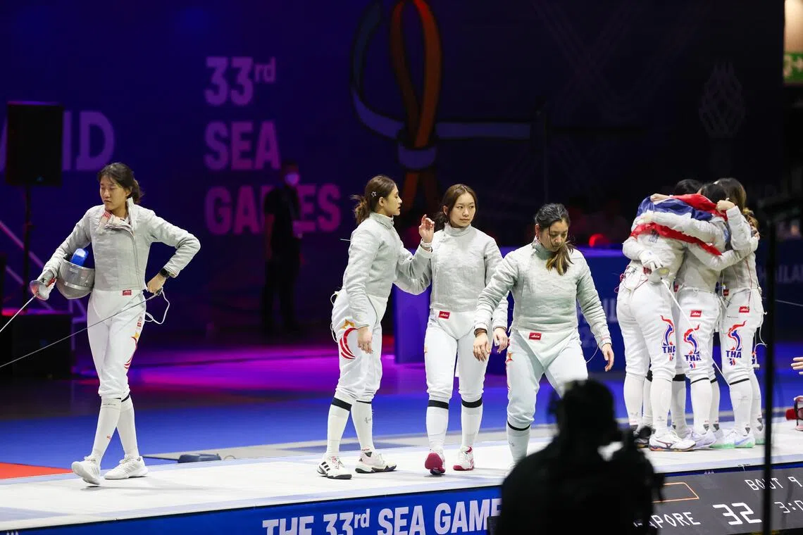 决赛不敌泰国无缘夺冠，我国佩剑女队王洁敏（左起）、林佳蒽、陈若婷和陈凯俐非常失望。（白艳琳摄）