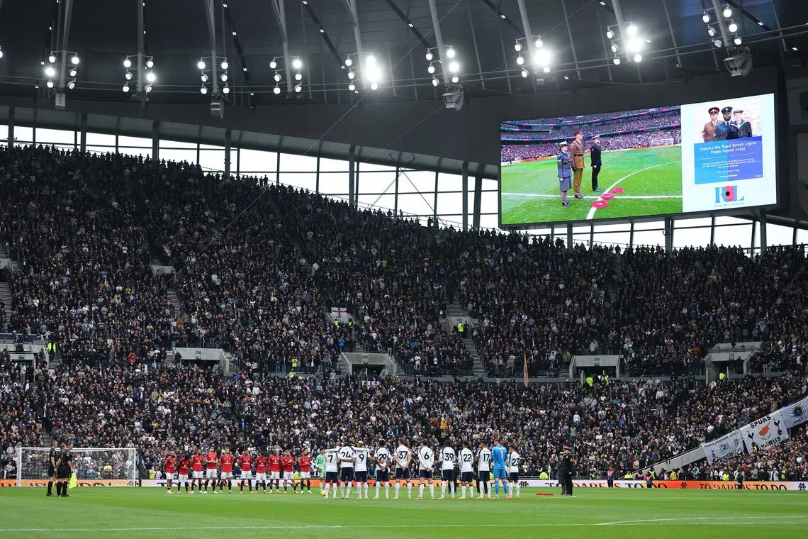 赛前，来自英国海陆空三军的代表走上球场，献上虞美人花圈，纪念在战争中逝去的军人和平民。球员也穿着印有红色虞美人花徽章的特殊球衣，赛后球衣会被拍卖，所得收入都会捐给英国皇家退伍军人协会。（路透社）