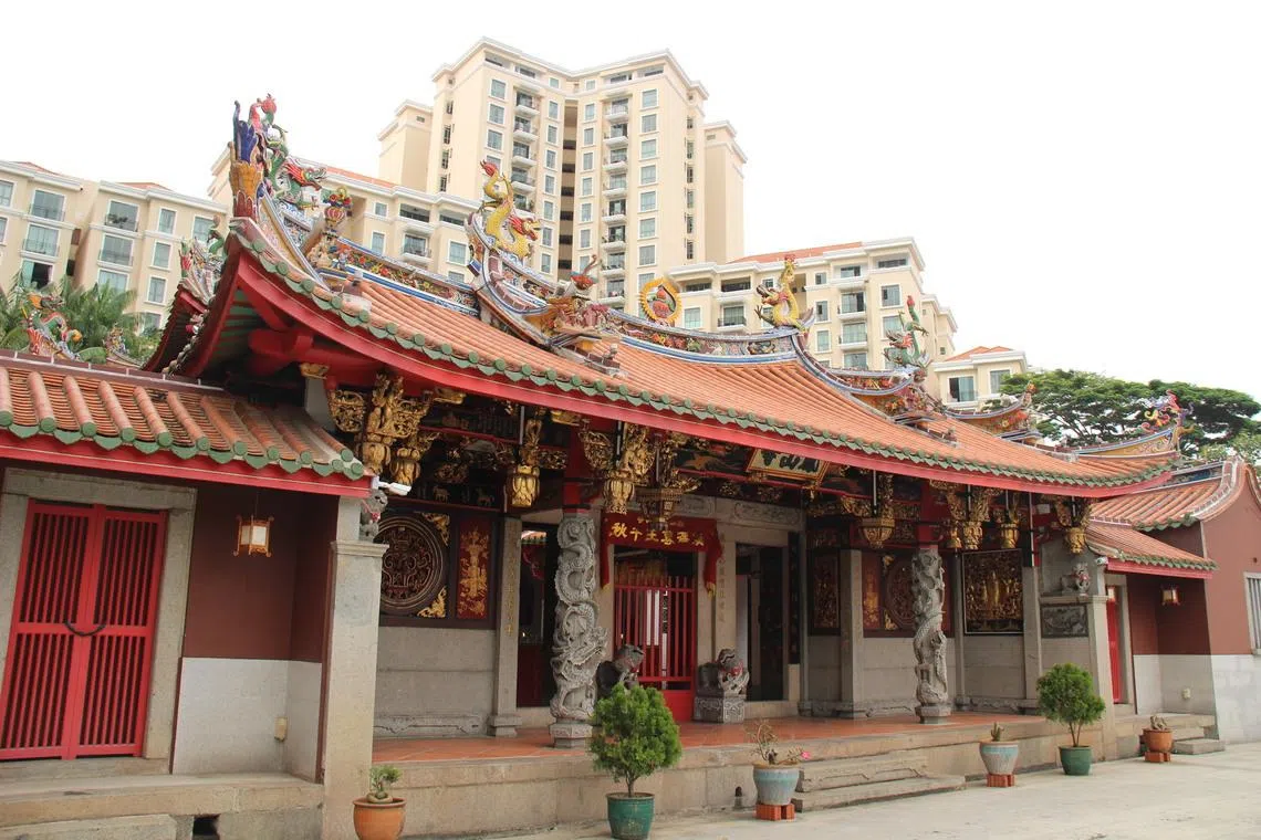 凤山寺屋顶有着燕尾脊与皇宫起特色。（陈煜提供）