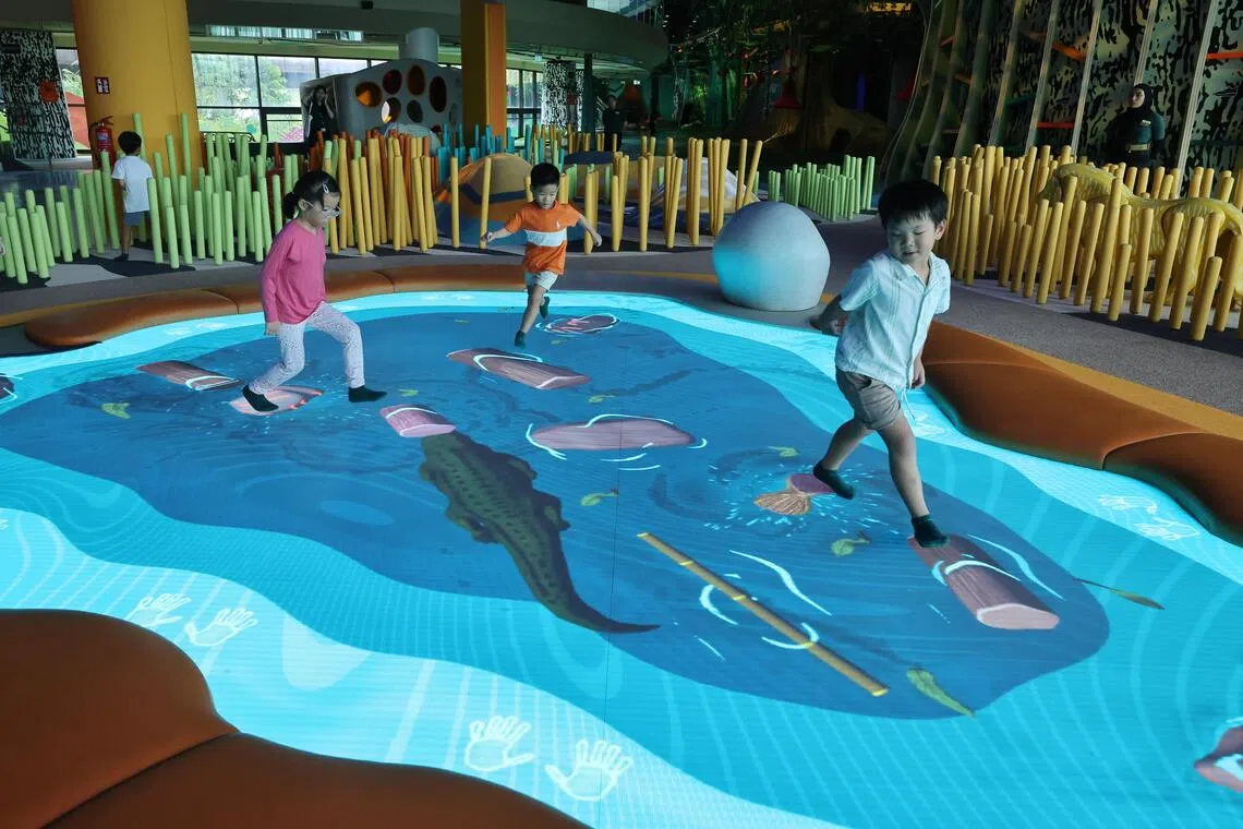 在草原区域，孩童可化身非洲大草原的动物，感受捕食者与猎物间的追逐。在触感显示屏的水洼处，观察动物饮水时的倒影，或在跑跳间躲避潜伏在水下的鳄鱼。（唐家鸿摄）