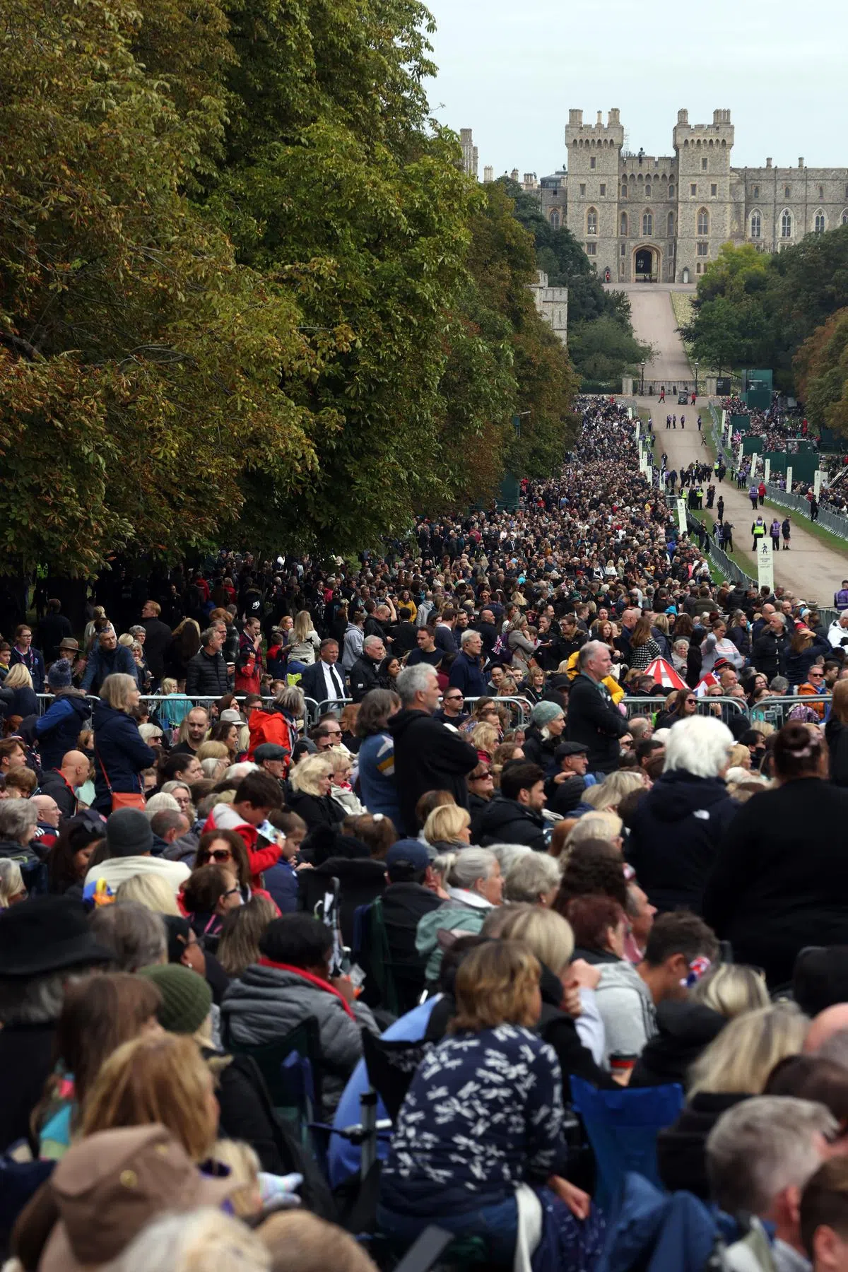 英国温莎城堡外，大批民众提早排队，等待女王灵柩到来。女王将在温莎的圣乔治教堂（St George's Chapel）长眠。（路透社）