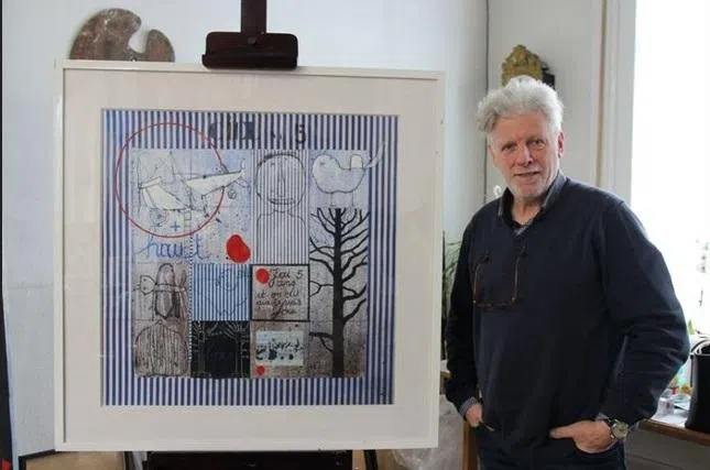 比利时艺术家克里斯蒂安·西尔万与作品合影。（互联网）