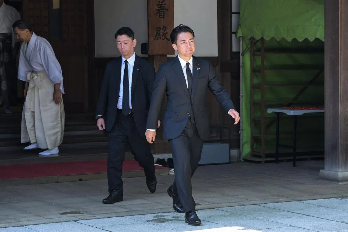 日本农林水产部长小泉进次郎（右一）星期五（8月15日）参拜完靖国神社后离开。（法新社）