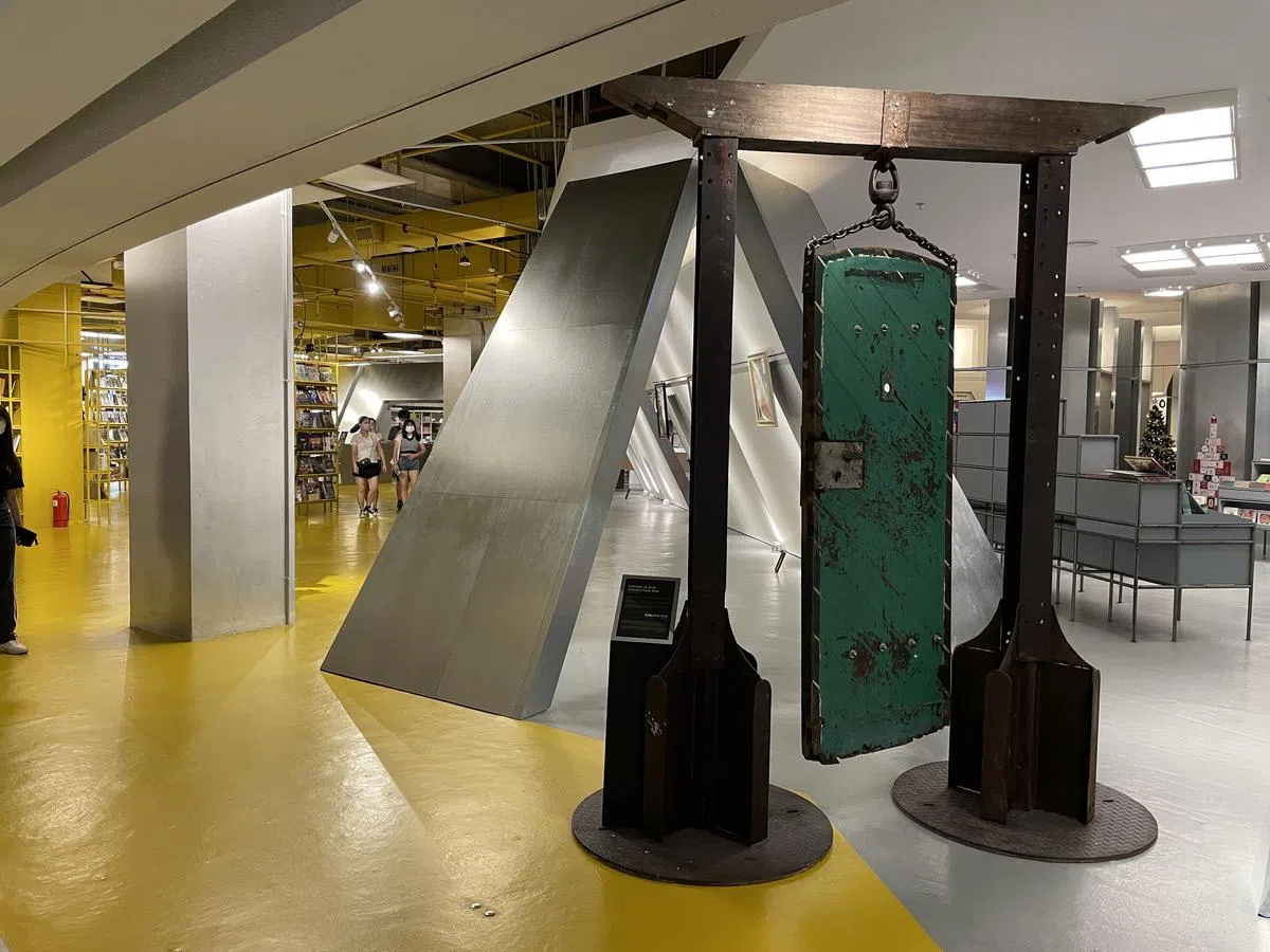 Lalaport BookXcess入口处悬挂了一扇监狱木门，大胆地呼应商场的前身是监狱。（林方伟摄）