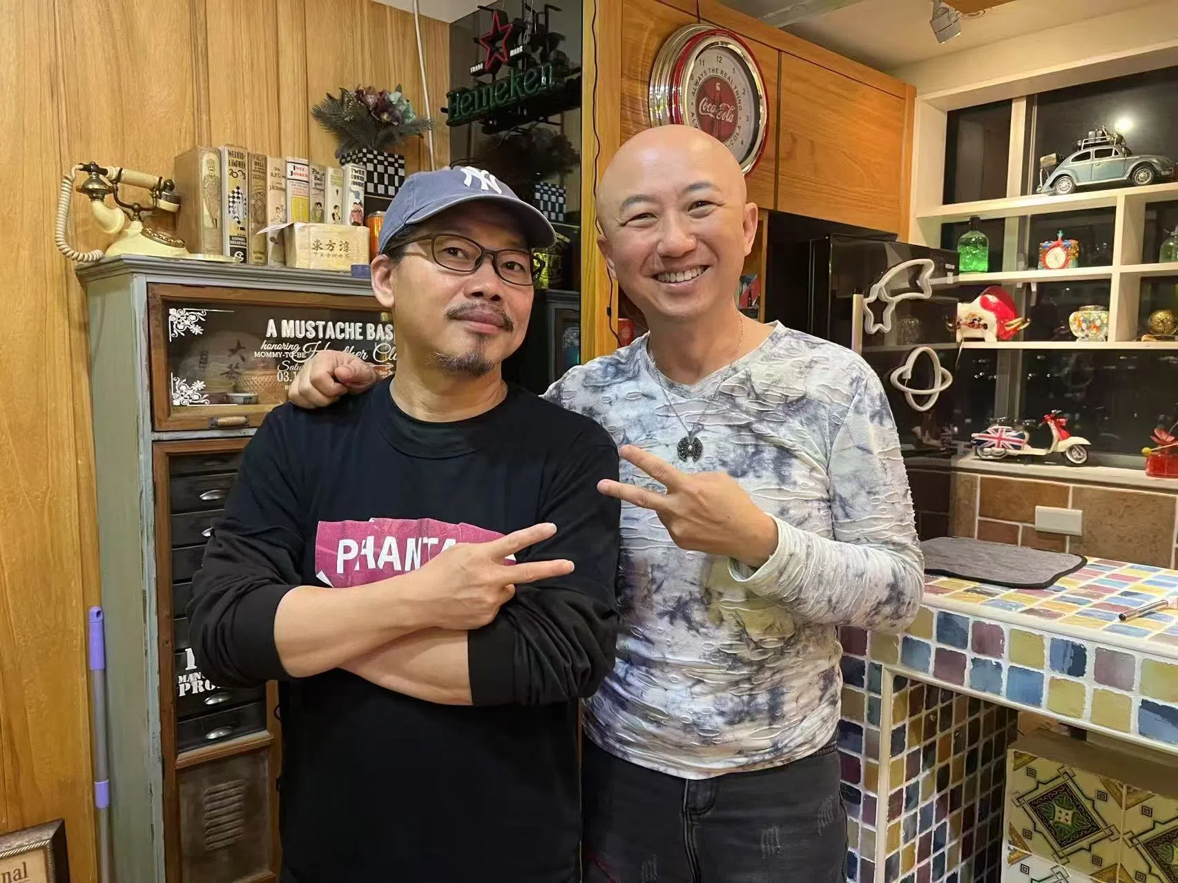 方文山（左）和许环良携手为“流行新势力良师乐友训练营”当导师。（奇大音乐提供）