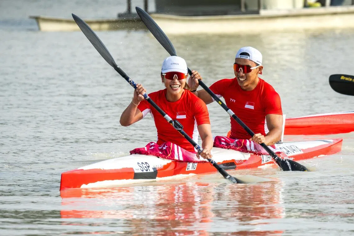 在赛后得知自己拿下铜牌，黄倪轩（前）和吕俊辉感到很惊喜。（新加坡体育理事会提供）