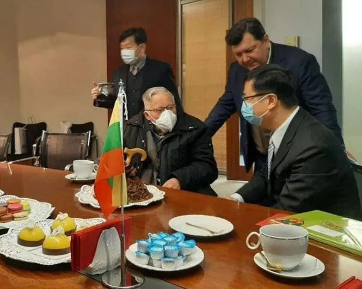 在“驻立陶宛台湾代表处”于18日挂牌成立当天，立陶宛高调安排了带领立陶宛从前苏联独立的首位元首、有“国父”之称的维陶塔斯·兰茨伯格斯（前排左一）前往祝贺。（互联网）