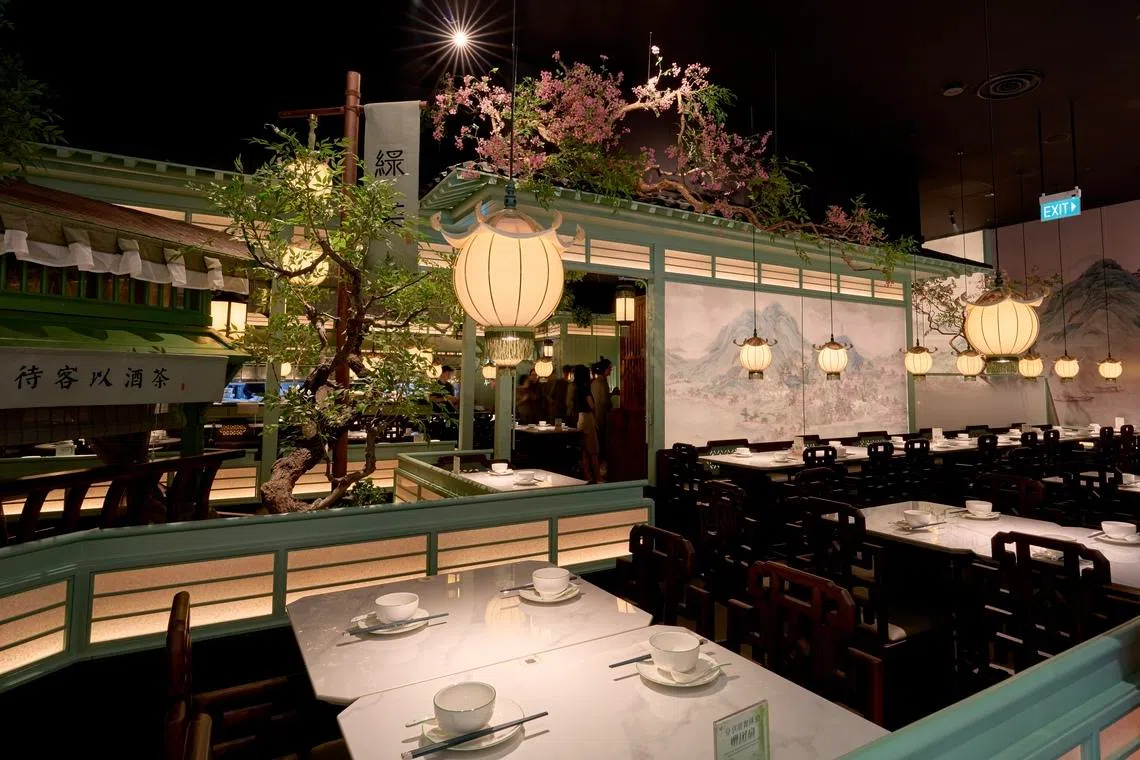 绿茶餐厅通过亭台楼阁与手绘墙画等细节设计，打造西湖美景的沉浸式体验。           （餐馆提供）