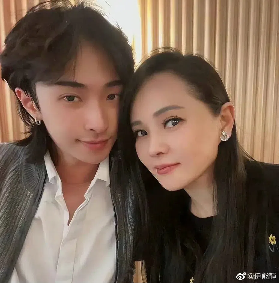 伊能静（右）第一时间在微博转发儿子出新歌的消息。（互联网）