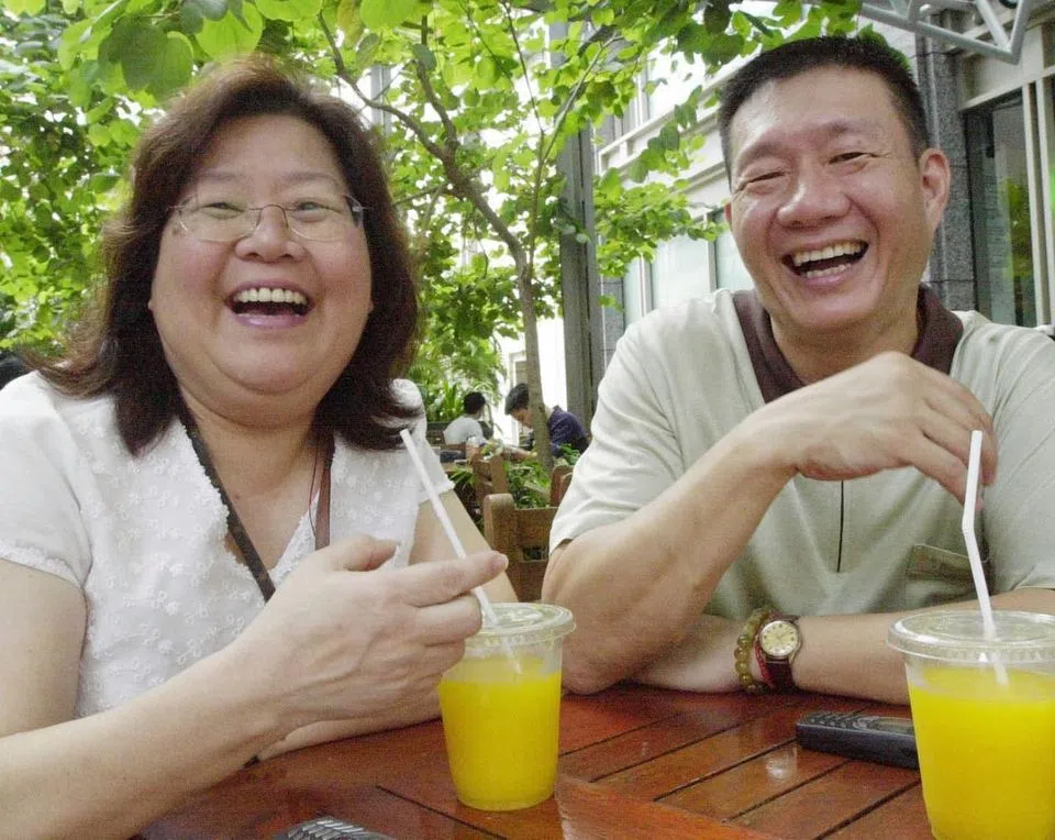 管雪梅（左）在脸书悼念管伟华。（取自管雪梅脸书）