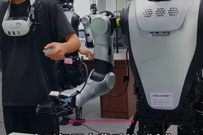 【视频】中国多地兴建机器人学校 教机器人叠衣服做饭