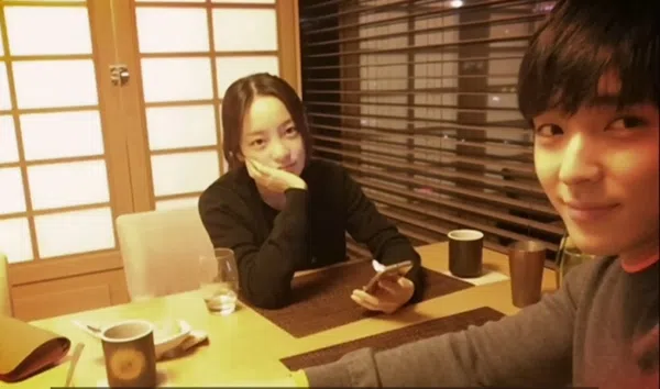 具荷拉（左）和崔钟训从练习生时期开始就相识。（互联网）