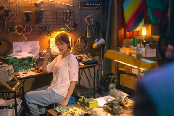 曾沛慈饰演的傻大姐平时喜欢发明东西。（互联网）