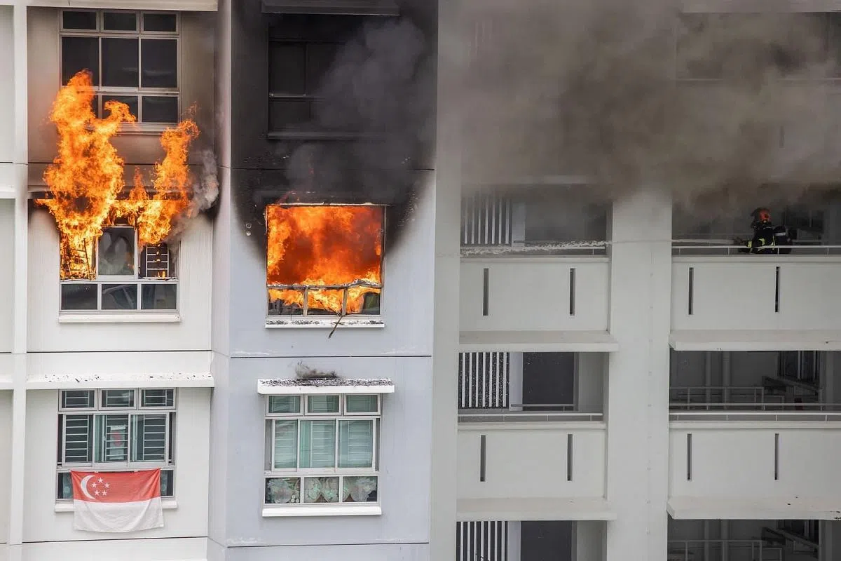 火患发生时，火舌不断往上窜，冒出的滚滚浓烟影响附近的单位。（读者提供）