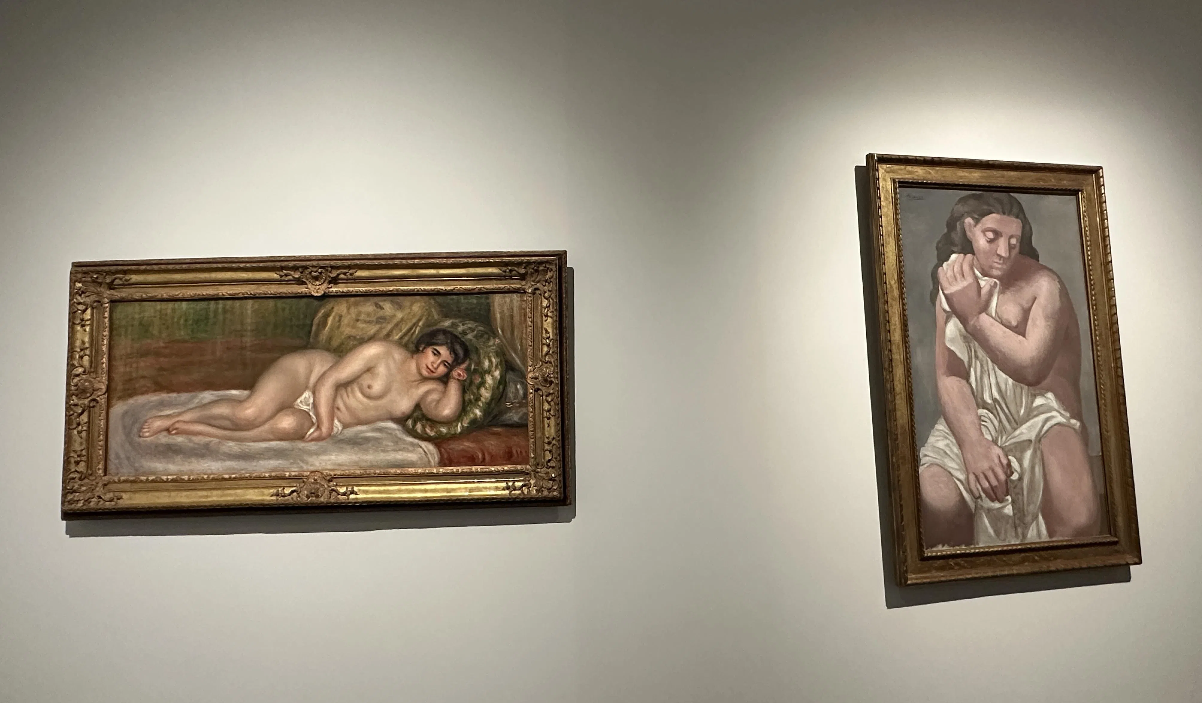 雷诺阿（左）与毕加索女体画并列，显示前辈的影响。（黄向京摄）