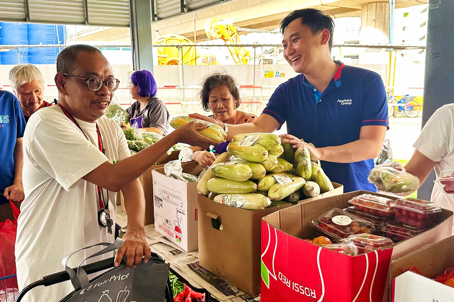 受益人朱玛利（左一）收到新鲜食品捐赠，健康有所提升。（受访者提供）