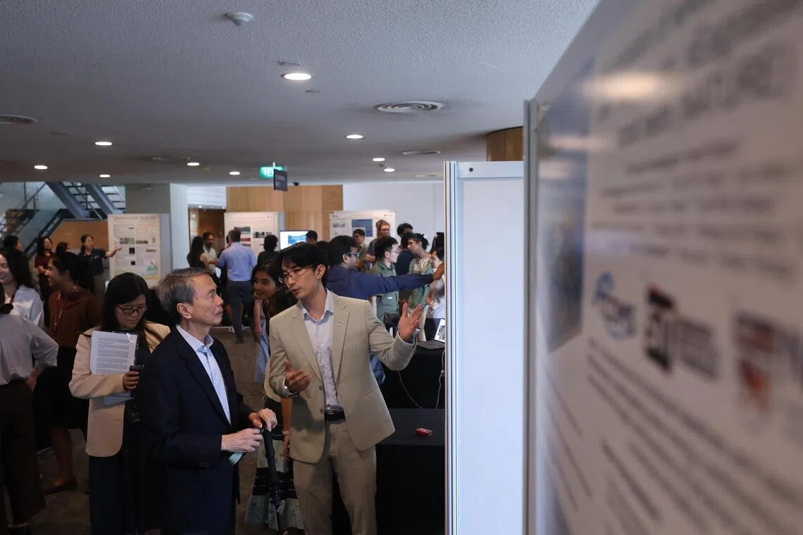 本地海洋科研领域近年涌现不少年轻科研人员，包括南洋理工大学新加坡环境生命科学工程中心研究员沈伟鸿博士（右一）。新成立的国家海洋科学研究院将进一步培养新一代海洋科学家。（白艳琳摄）