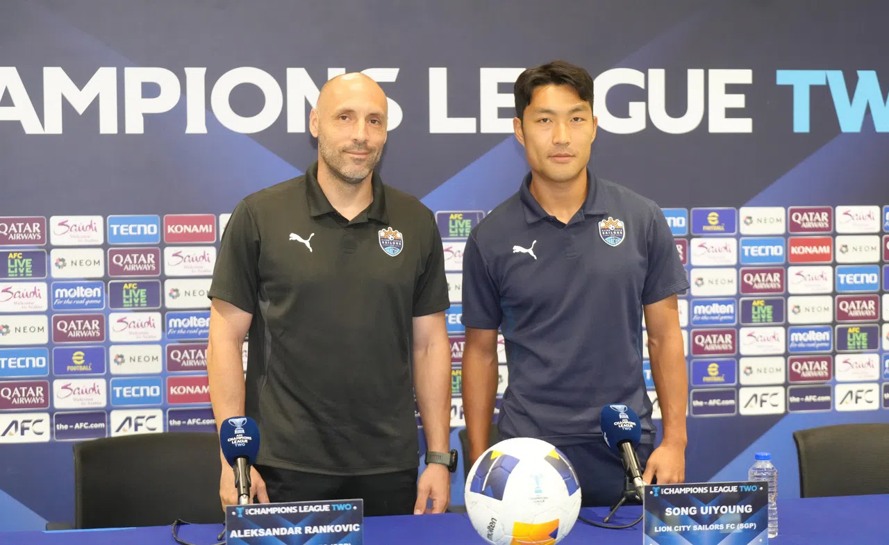 狮城水手主帅兰科维奇（左）和球员宋义勇出席赛前记者会。（谢智扬摄）