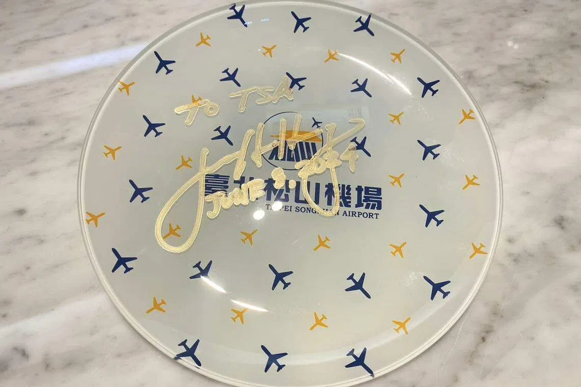 黄仁勋离台前，也为松山机场签名。（取自台北松山机场脸书）