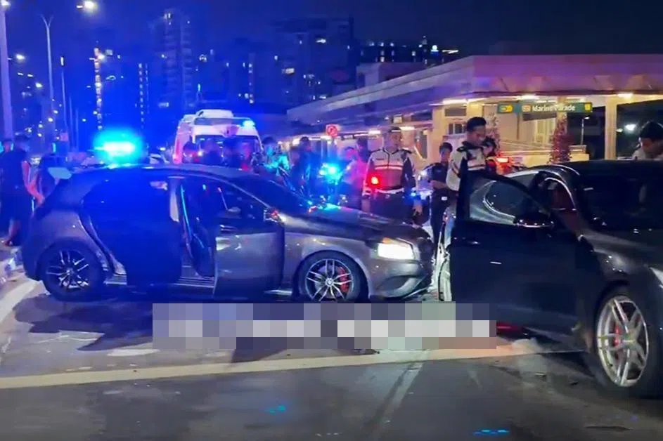 涉事汽车据信在途中与多辆车发生碰撞，最终被迫停下。（取自SGRV脸书）