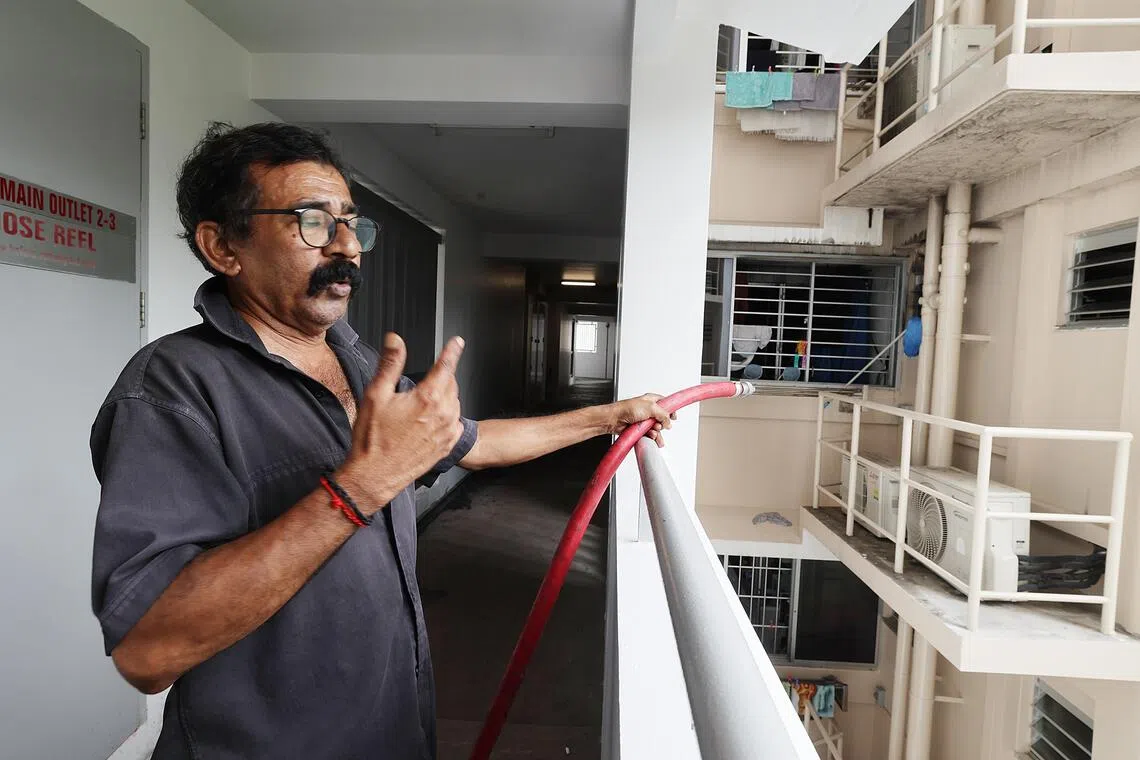 比诺文侬讲述当时他站在走廊处，试图灭火的过程。（蔡振鸿摄）