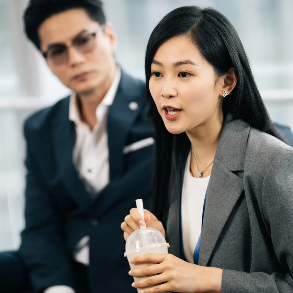 罗子溢（左）饰演的高深看似冷漠无情，但观众能从他正义的妹妹高静（郭柏妍饰），判断他是正义之人。（互联网）