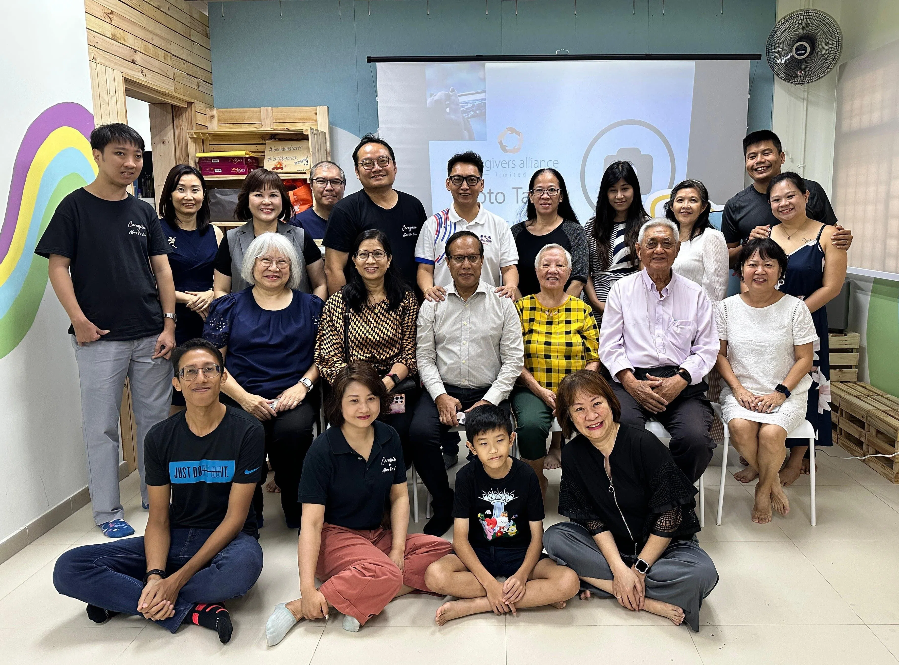 参加碧林社区精神疾病照顾者互助培训课程的首批10名学员和照顾者联盟，以及蔡厝港集选区碧林分区基层组织代表合影。（受访者提供）