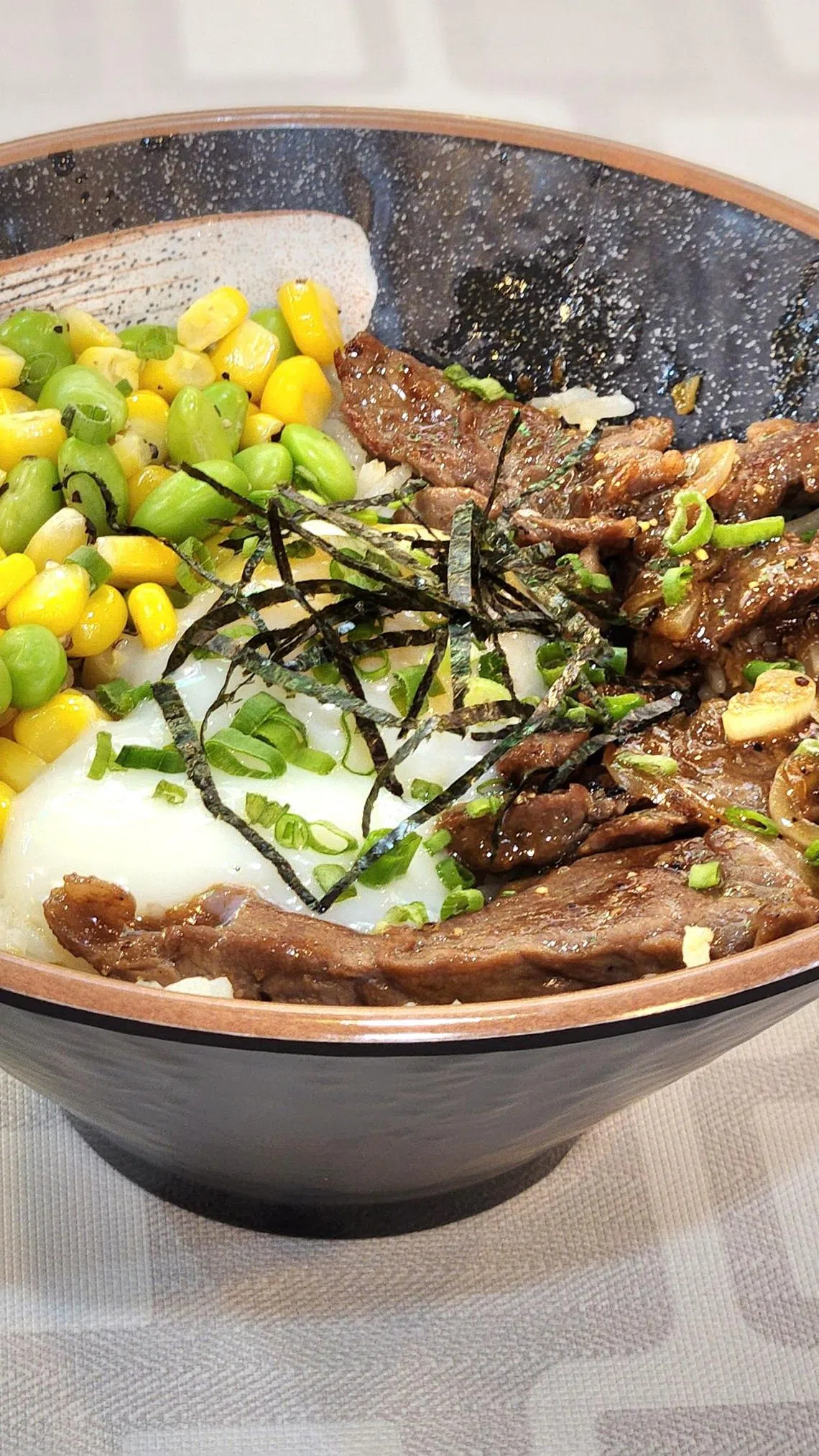 可爱鸡推出碗食，这是松露牛肉珍珠米盖饭。（陈爱薇摄）