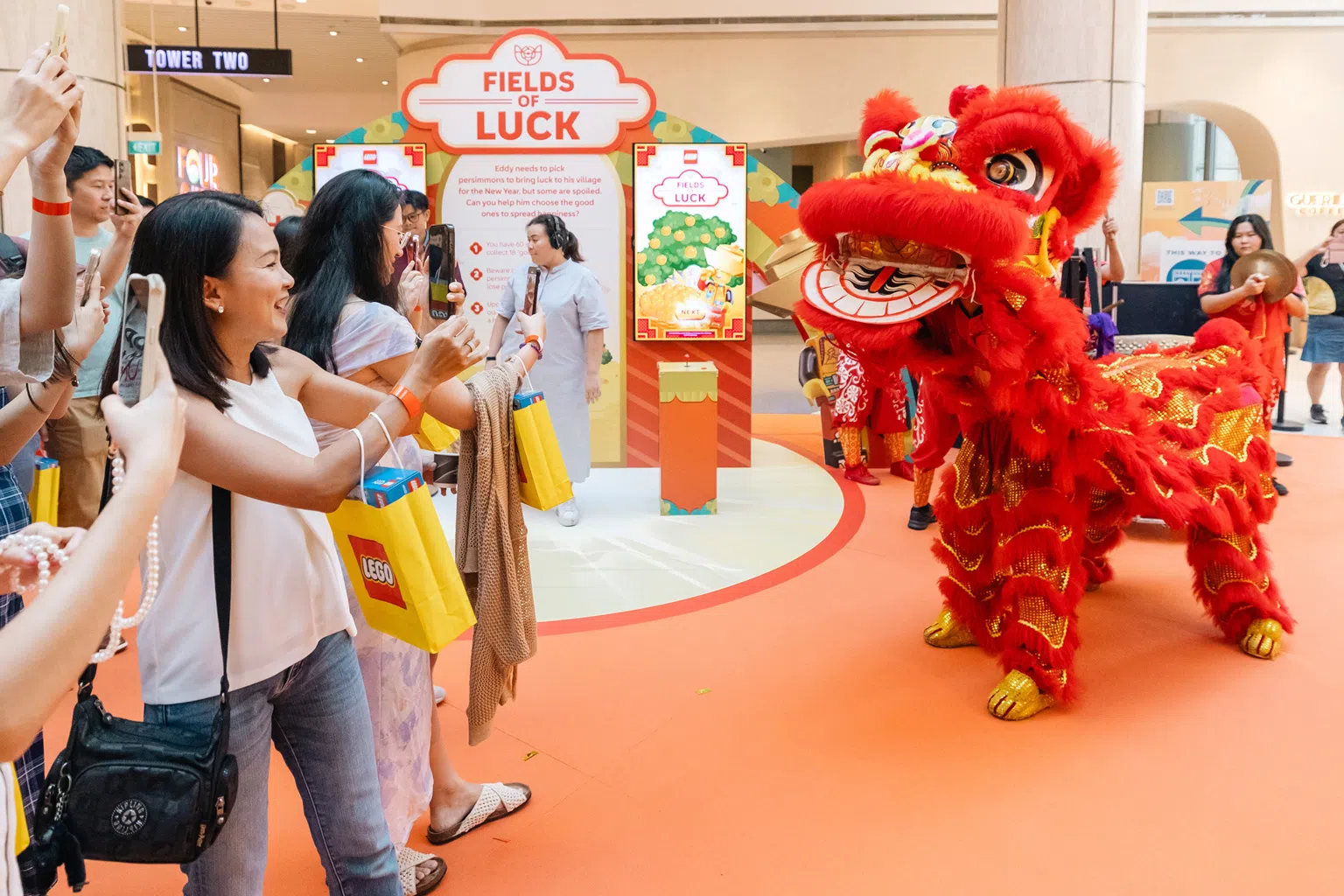 祥狮献瑞，伴随阵阵锣鼓声，新春气息洋溢新达城。（图/新达城提供）