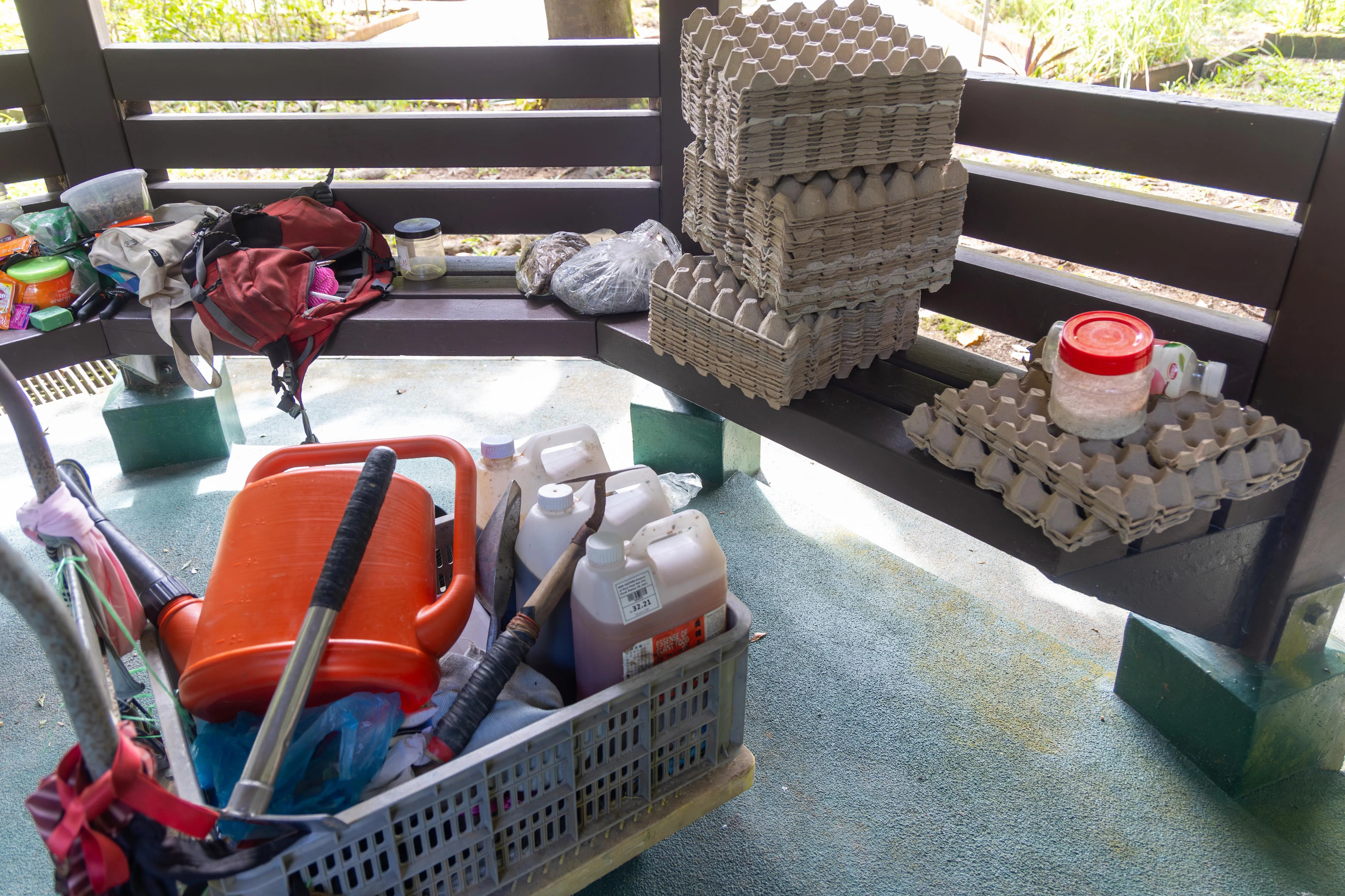 格兰特的工具齐全，其中不少是二次利用的物品。这一叠叠鸡蛋盒就是他从咖啡店四处收集来的，点燃后可以驱蚊。（吴先邦摄）