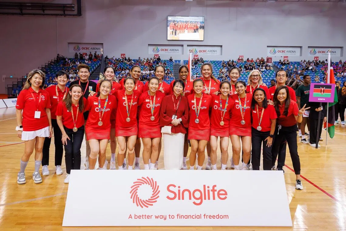 新加坡英式女篮队在国家杯决赛获得银牌。我国总统夫人珍一藤木（前排中）莅临现场观赛并为球员颁奖。（新加坡英式女篮总会提供）