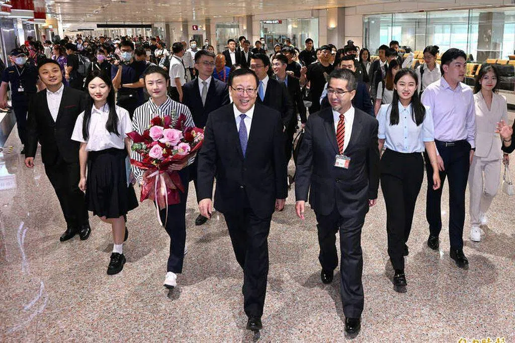 大陆学生访团抵台 马英九基金会执行长萧旭岑接机