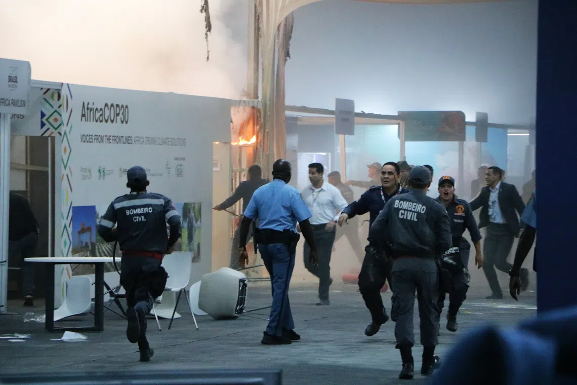 据观察，非洲馆冒出滚滚浓烟，保安迅速到场指示与会者离场，并用灭火器救火。（蔡玮谦摄）