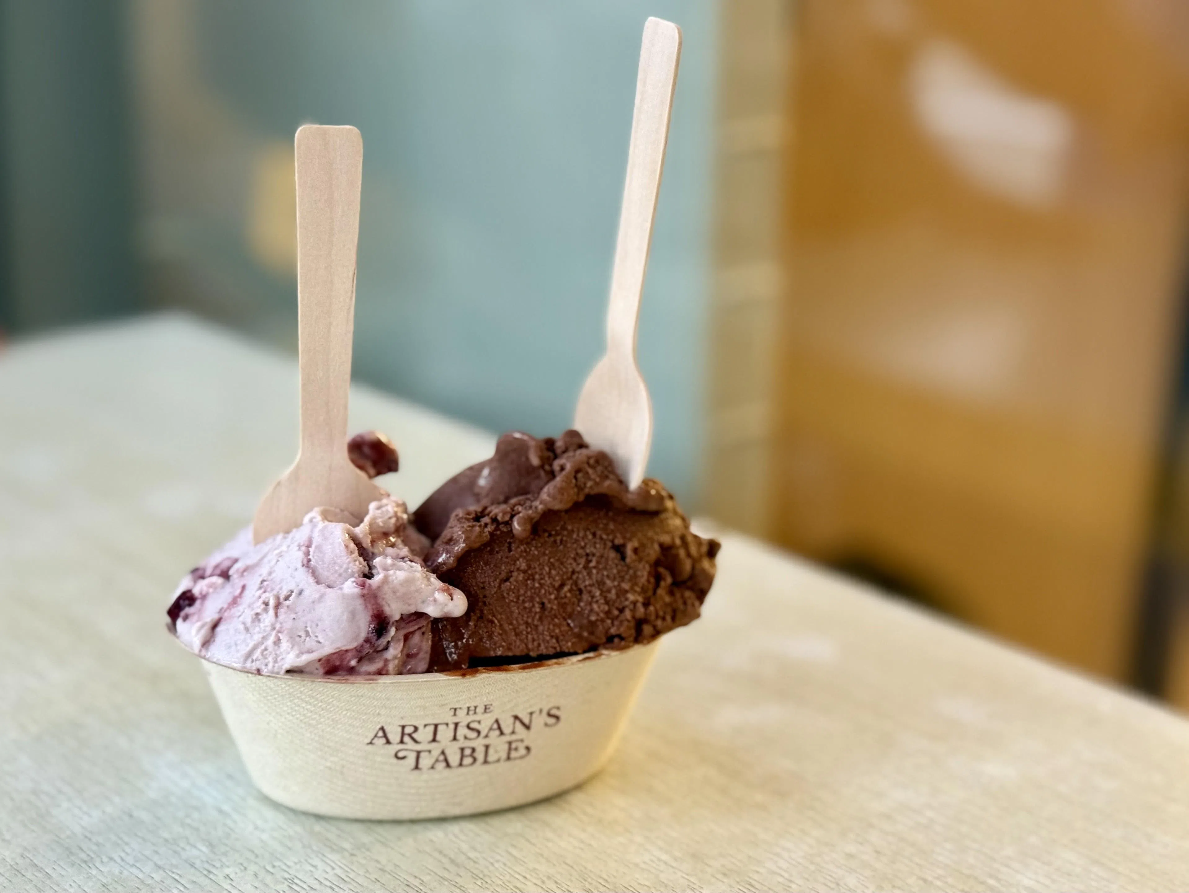 自制意式雪糕，野莓果口味清新微酸，鲜橙黑巧克力口味醇厚不甜腻。（叶晓虹摄）