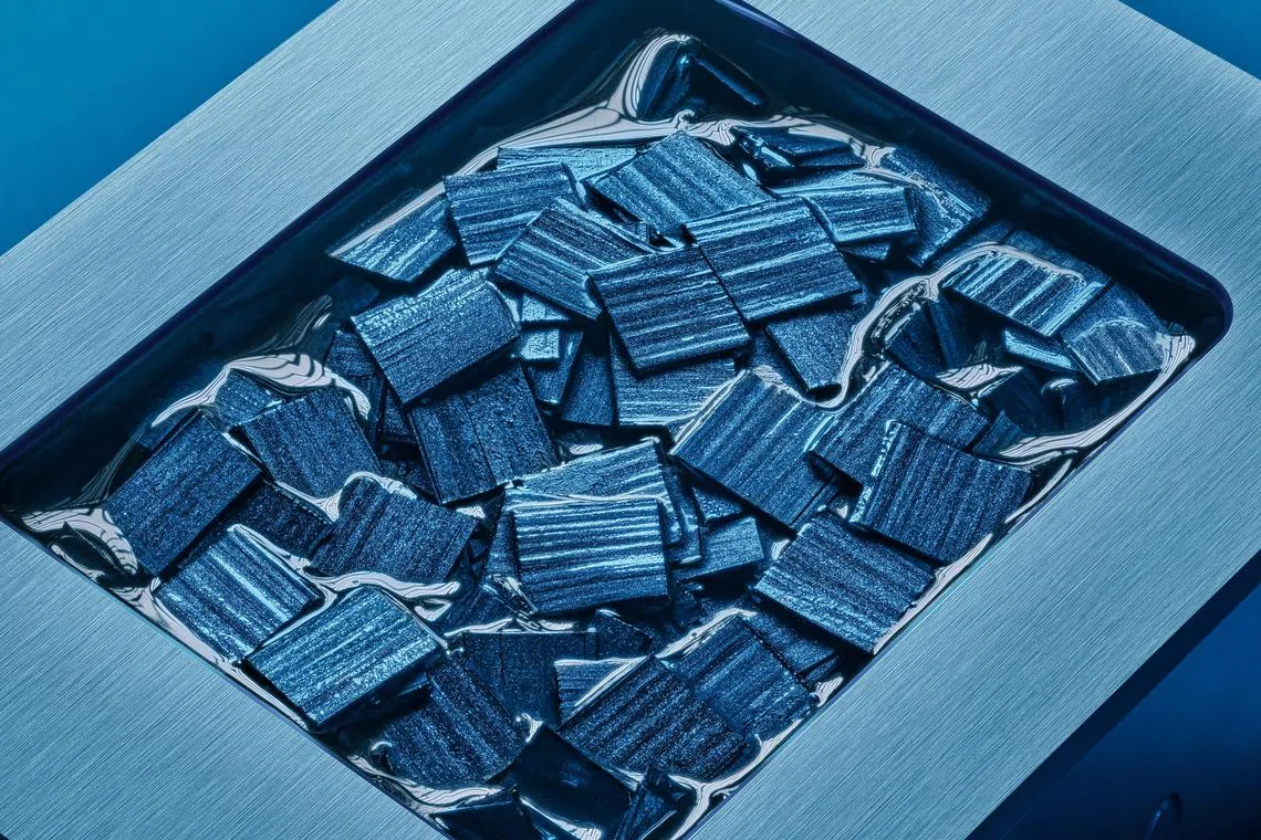 有别于前几代碳材质，爱彼彩色锻造技术可直接为碳纤维而非树脂上色，并可按需于制造部件内排列碳纤维。（爱彼提供）