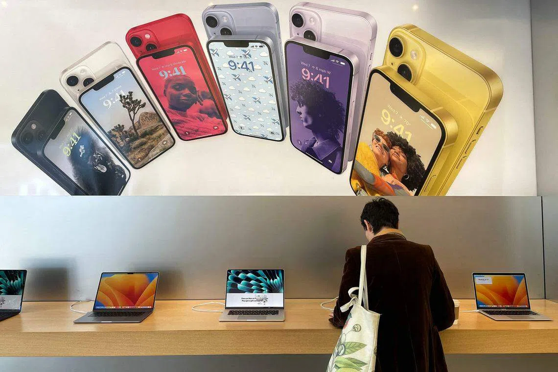 Wedbush Securities分析师艾夫斯认为：“iPhone禁令的影响被夸大了”，他预计未来12个月在中国销售的约4500万台iPhone当中，受影响的iPhone应该不到50万台。（法新社）