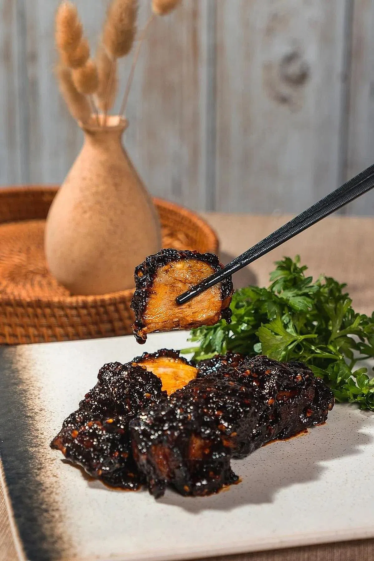 麻辣叉烧肉品丰腴，还带给舌尖麻与辣的刺激。（餐馆提供照片）