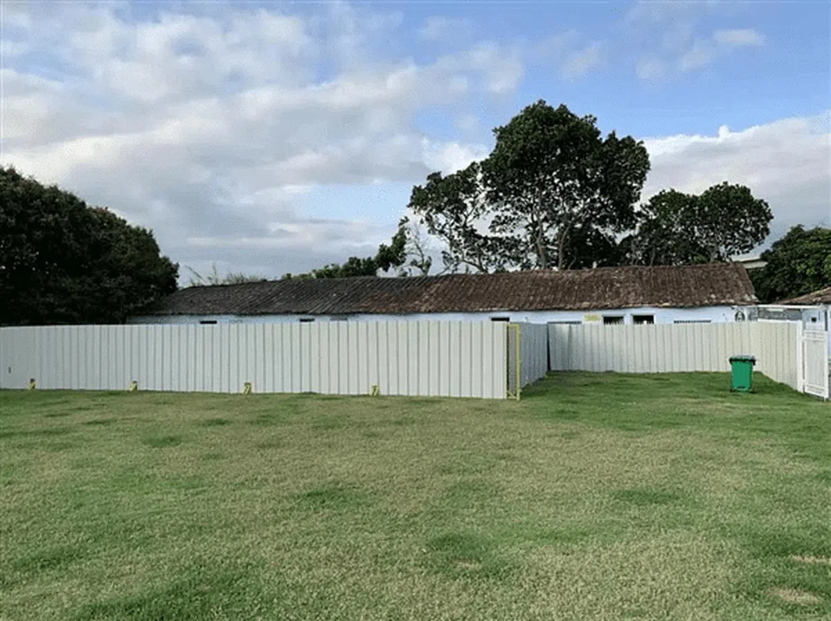 深圳市宠物集中托管中心位于光明区光明街道迳口社区，占地面积8500平方米，犬、猫宠物托管的最大容量为300只。（微信公众号“深圳市场监管”）