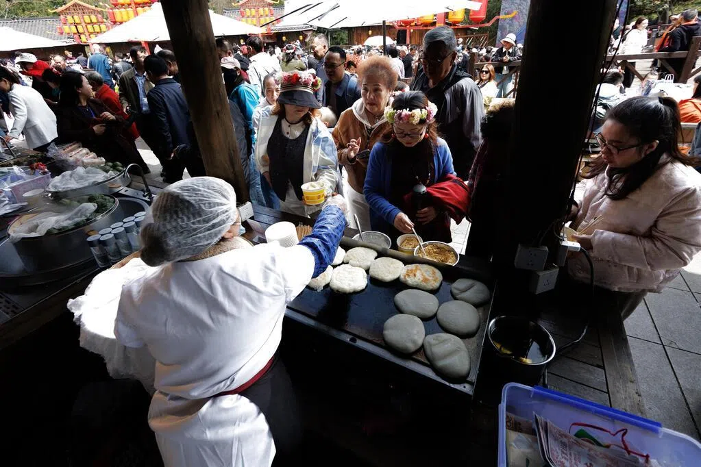 中国罕见召开高规格的全国服务业大会，中国国家主席习近平指示，要突出需求牵引、科技赋能，深入实施服务业扩能提质行动，并培育更多“中国服务”品牌。