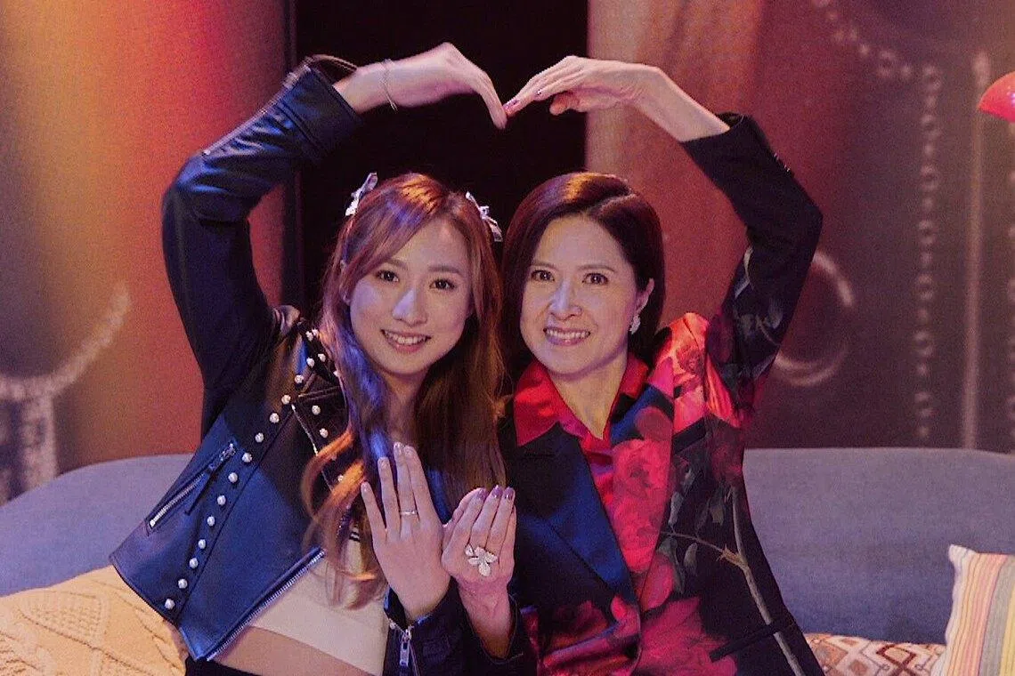 邵美琪（右）和锺柔美剧中饰演一对母女。（互联网）