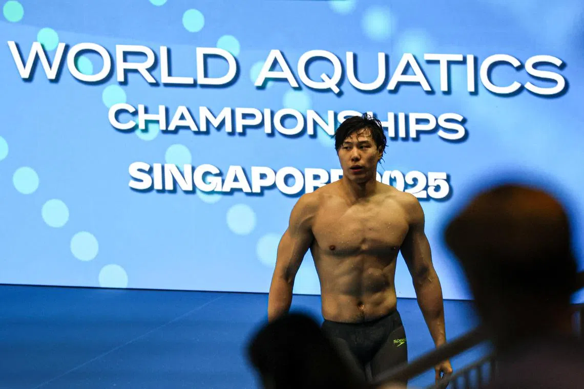 覃海洋在2023年福冈世锦赛上实现蛙泳金牌套餐，包揽男子50米、100米和200米金牌。（关俊威摄）