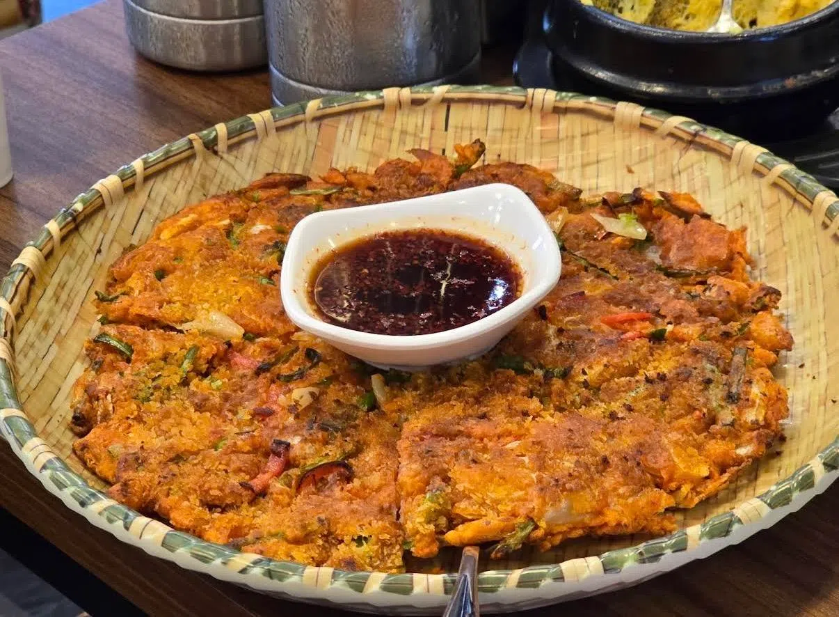 韩式泡菜煎饼酸辣开胃，令人一口接一口。（叶晓虹摄）