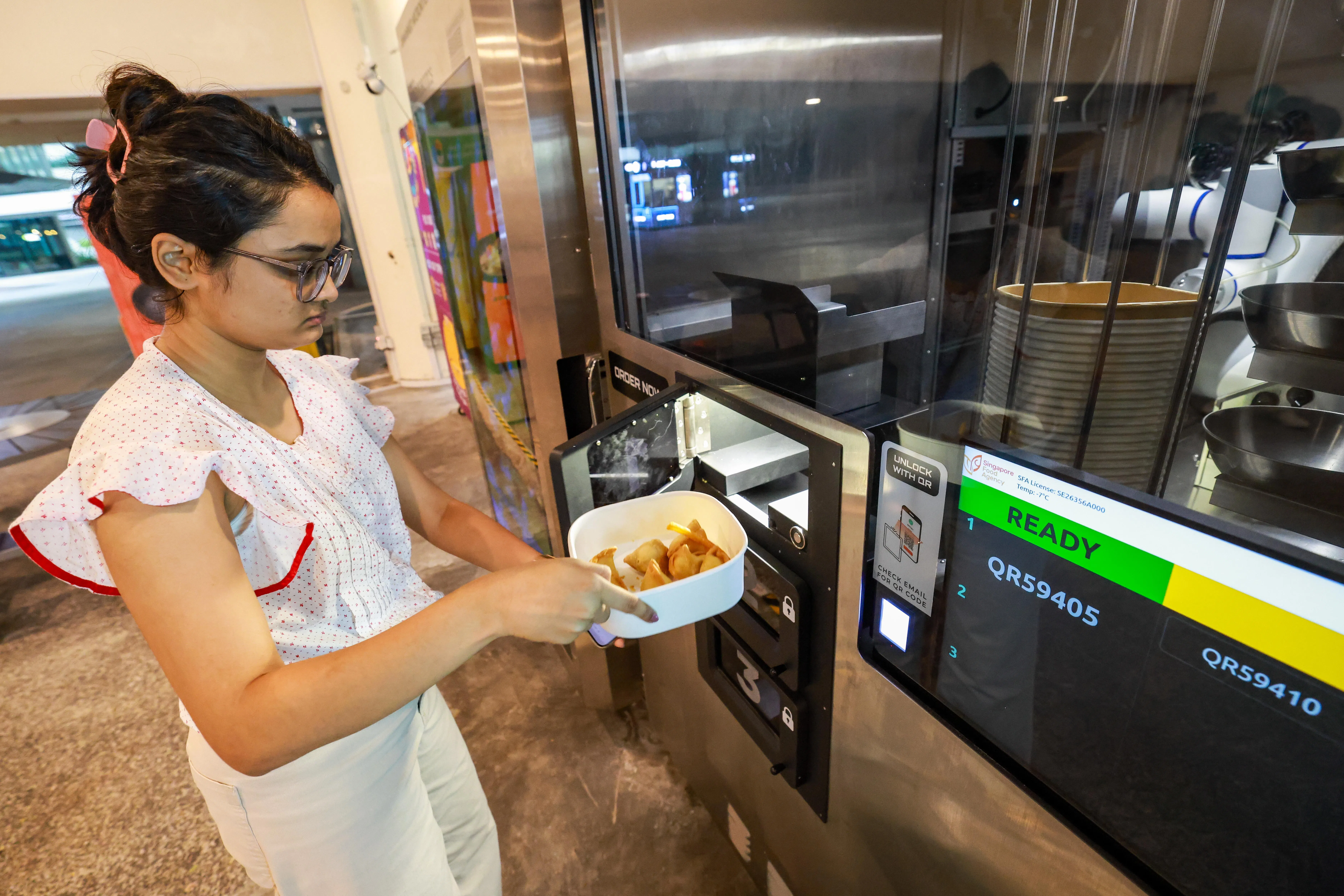 新加坡科技设计大学校园内有不少食物售卖机，包括MicroFry（图），方便学生全天候享用热腾腾食物。（陈斌勤摄）