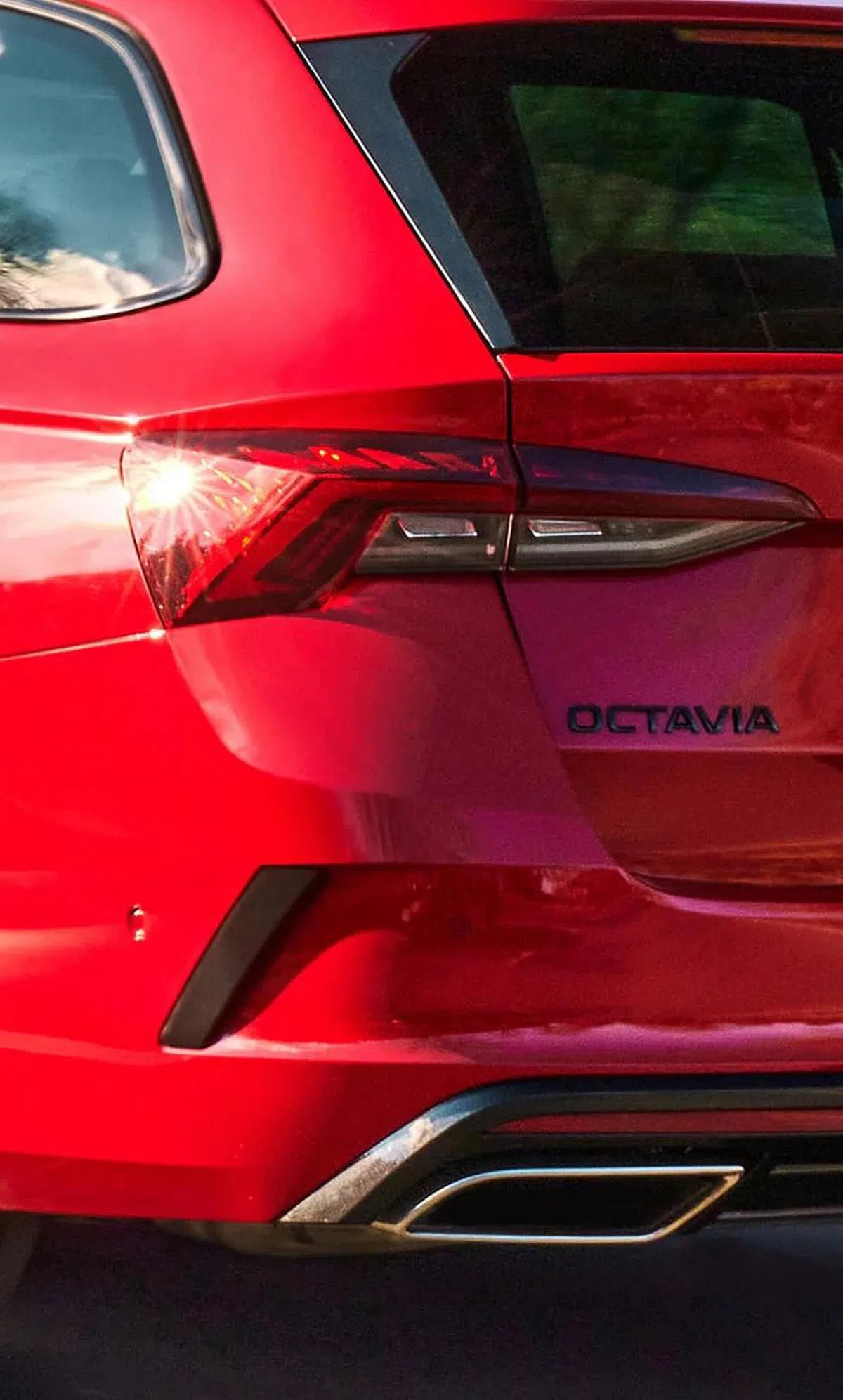 尾灯细长，搭配霸气十足的排气管，充满动感。（照片由车商提供）