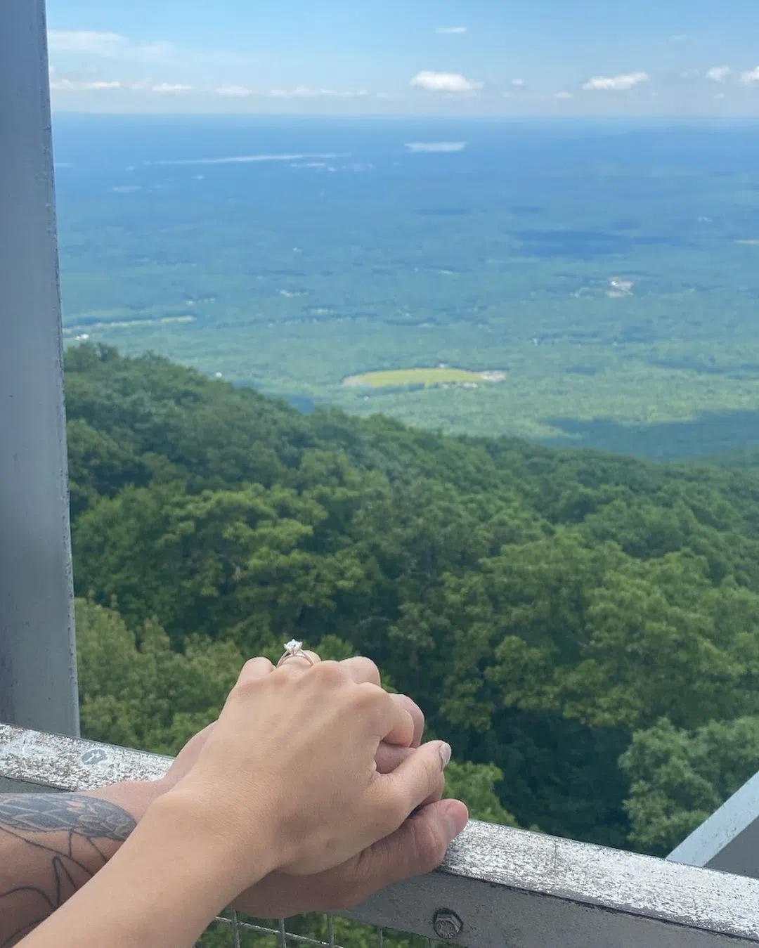 梁嘉靖在社媒上秀出男友求婚戒。（取自梁嘉靖IG）