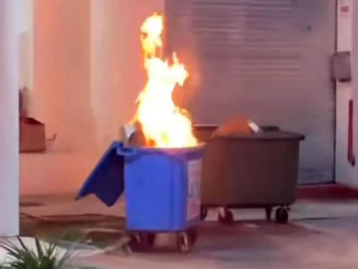 义顺组屋楼下的环保垃圾箱起火。（取自网络）
