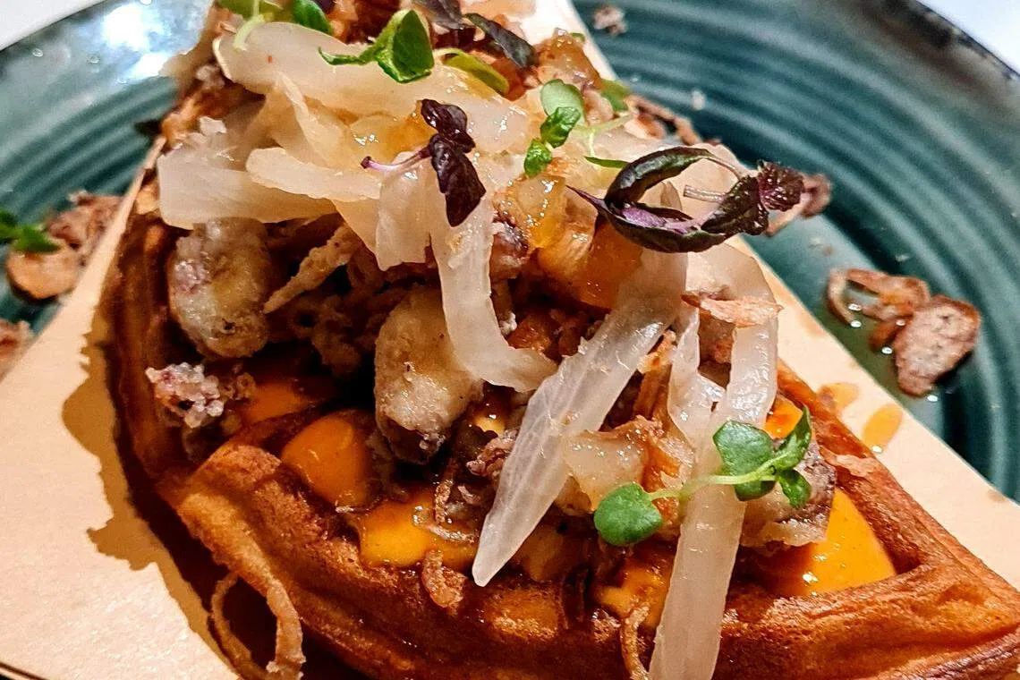 墨鱼仔与比利时华夫饼的咸甜组合令人惊喜。（叶晓虹摄）