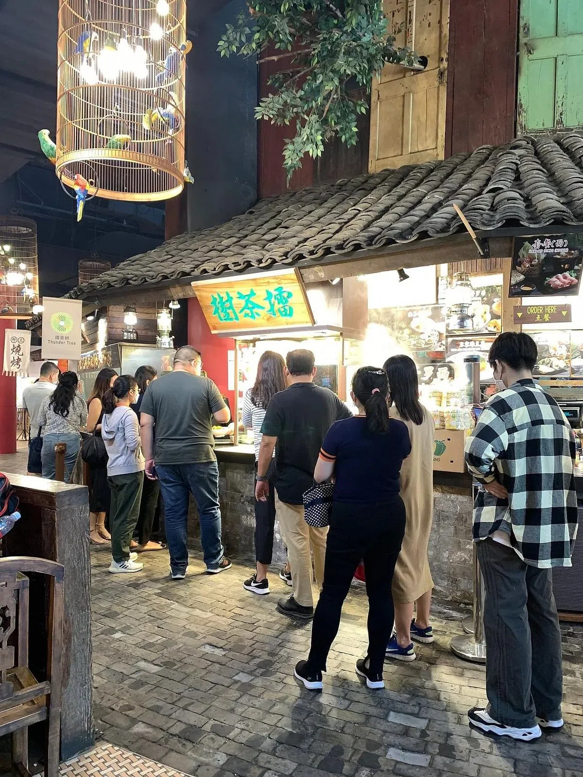 擂茶树因为萤火虫健康蔬菜农场结业而关闭，最后几天档口人流不断，许多顾客不单是不舍擂茶树的美味，也想借此给萤火虫肯定。（陈映蓁摄）